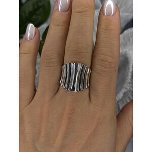 Beautiful Design 925 Sterling Silver Ring Size 8